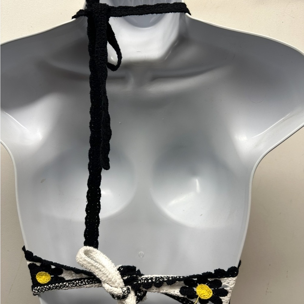 S/M.  NWT.  Stylish Black and White Halter Top.  LG/GR/GR - Picture 2 of 2
